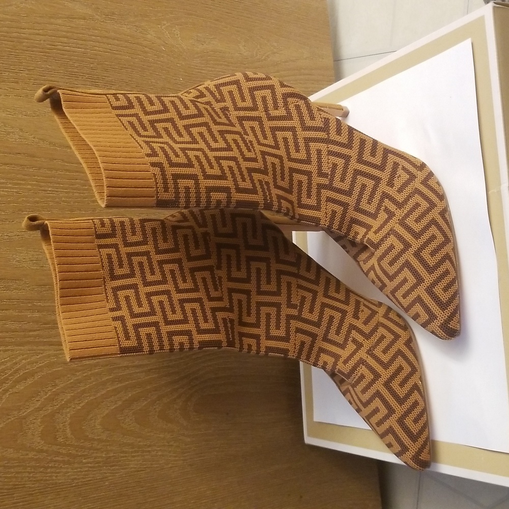 Catherine Malandrino knit bootie like new